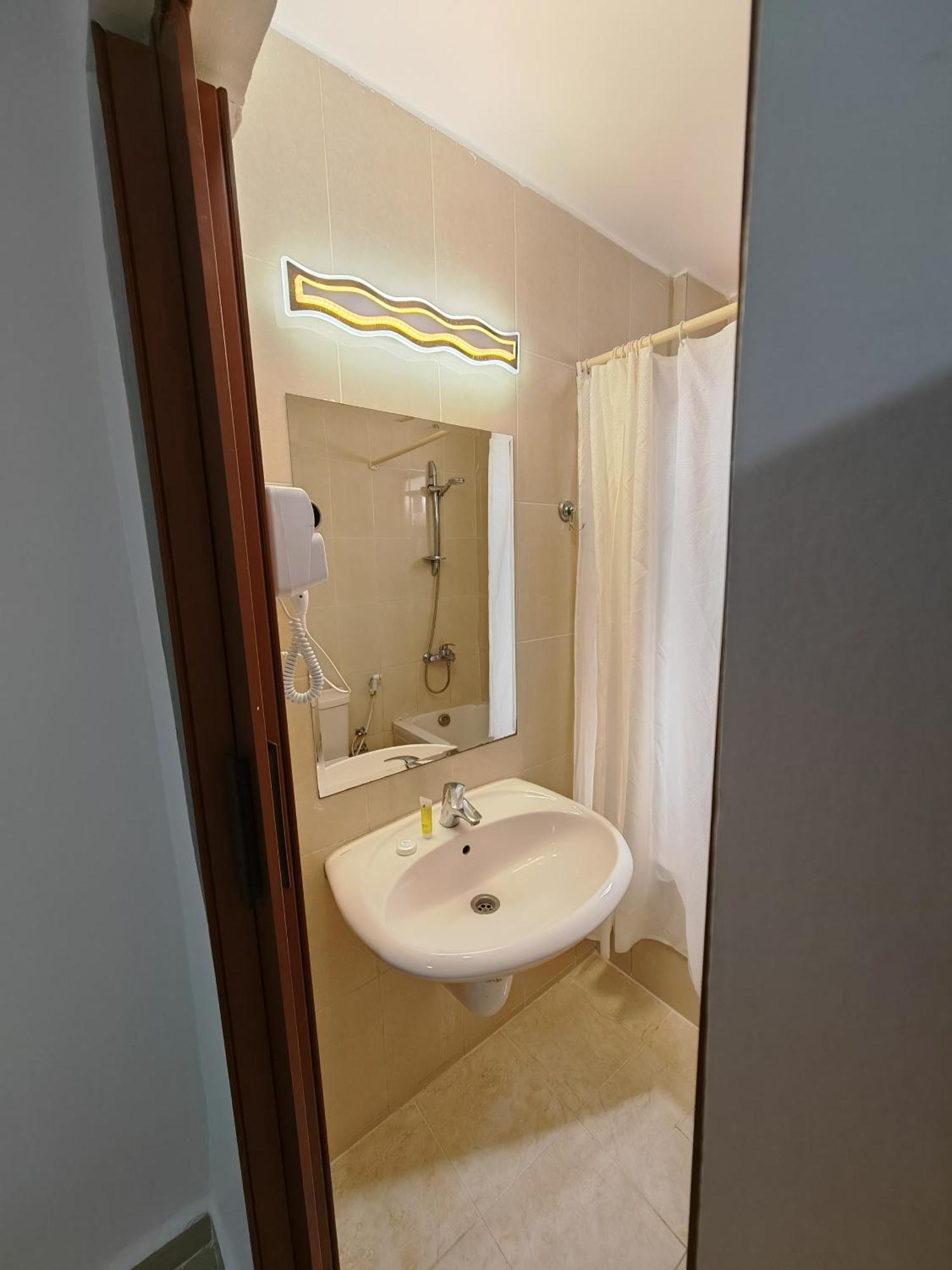 Cleopetra Hotel Вади Муса Екстериор снимка
